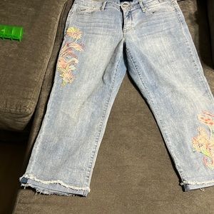 Nine W. Capri jeans with flower on the leg